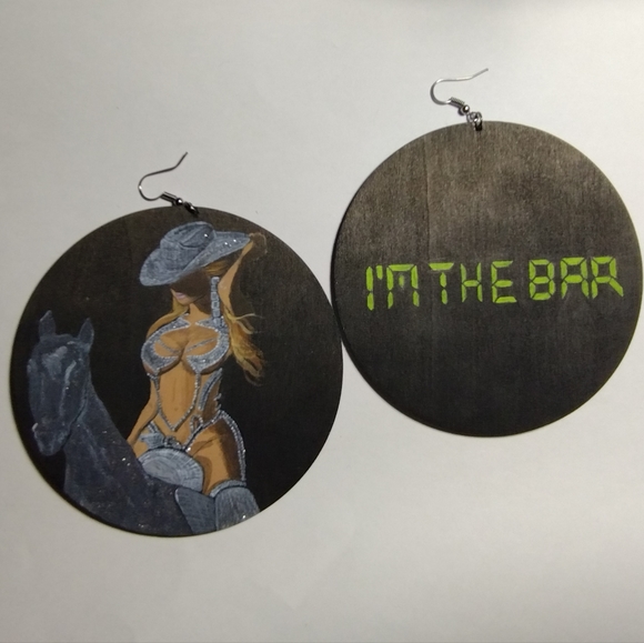 "Queen & Stallion" earrings from the Beyonce Collection - Picture 2 of 6